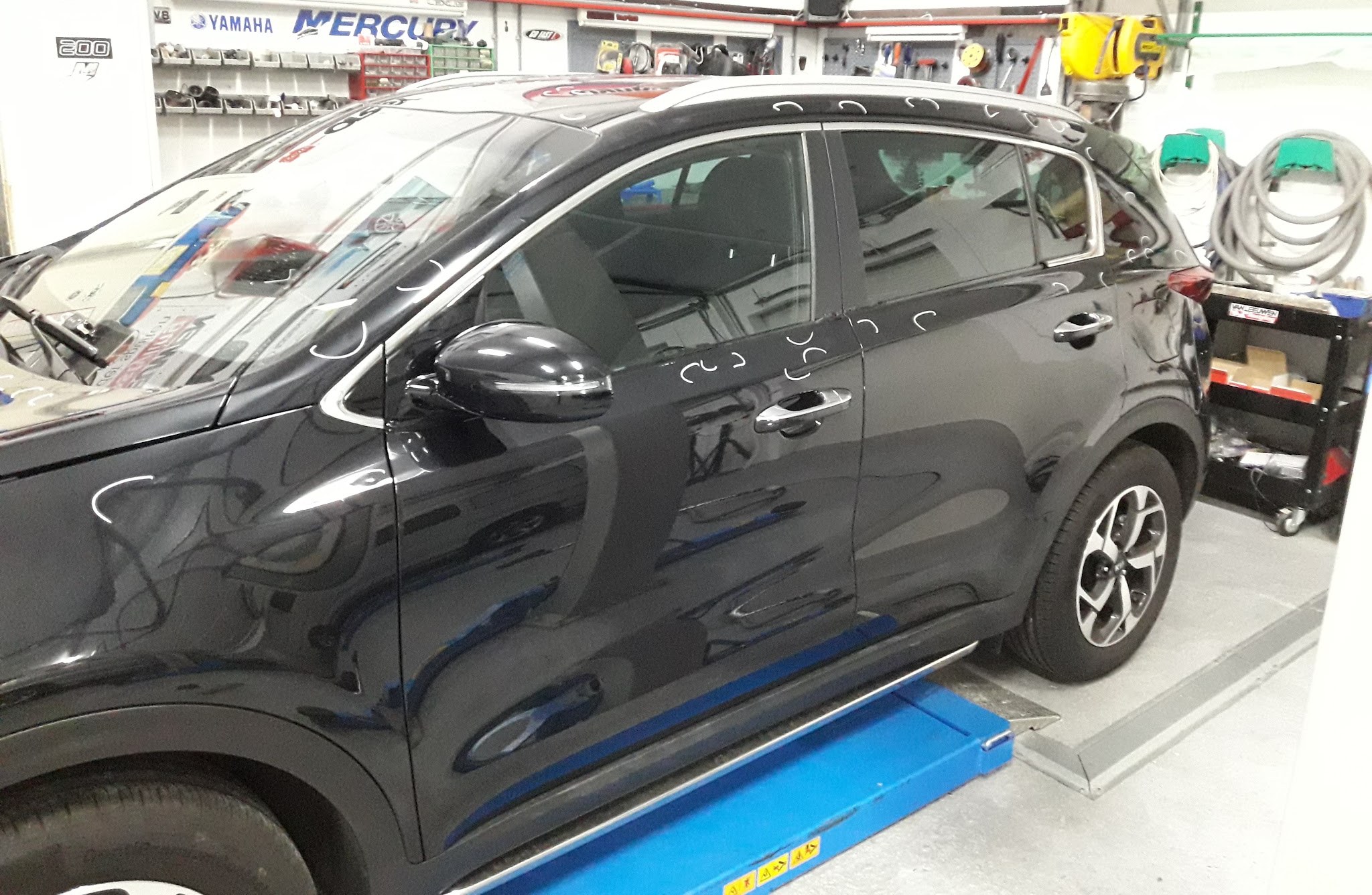 Zwarte SUV op de brug in de werkplaats